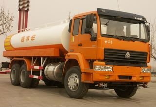 CHINA SINOTRUCK yellow watering cart