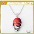 Colgante de piedras preciosas de calavera dorada roja con cadena de plata