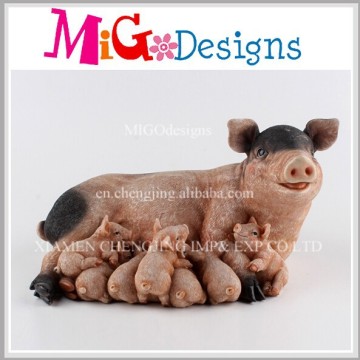 Realistic Animal Statue Garden Pig Outdoor Decor With Small Pigs