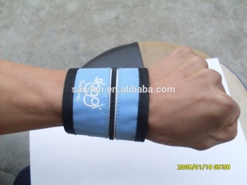 Woven wristband with zipper pocket