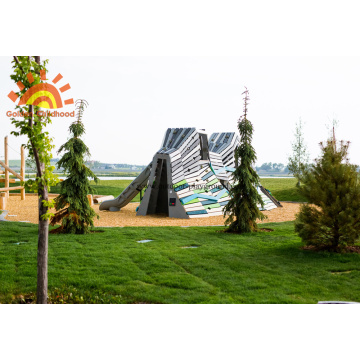 Natürliche Gebirgsspielplatz-Turm-Bergsteiger-Umwelt