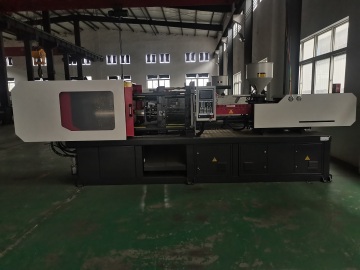 Plastic pallet injection molding machines