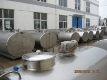 Dairy cow milk tanks