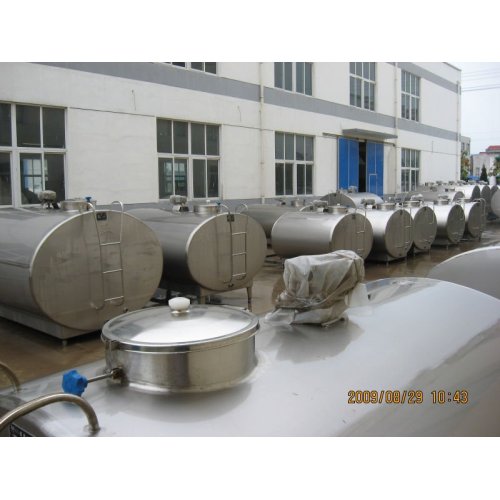 Dairy cow milk cooling tank