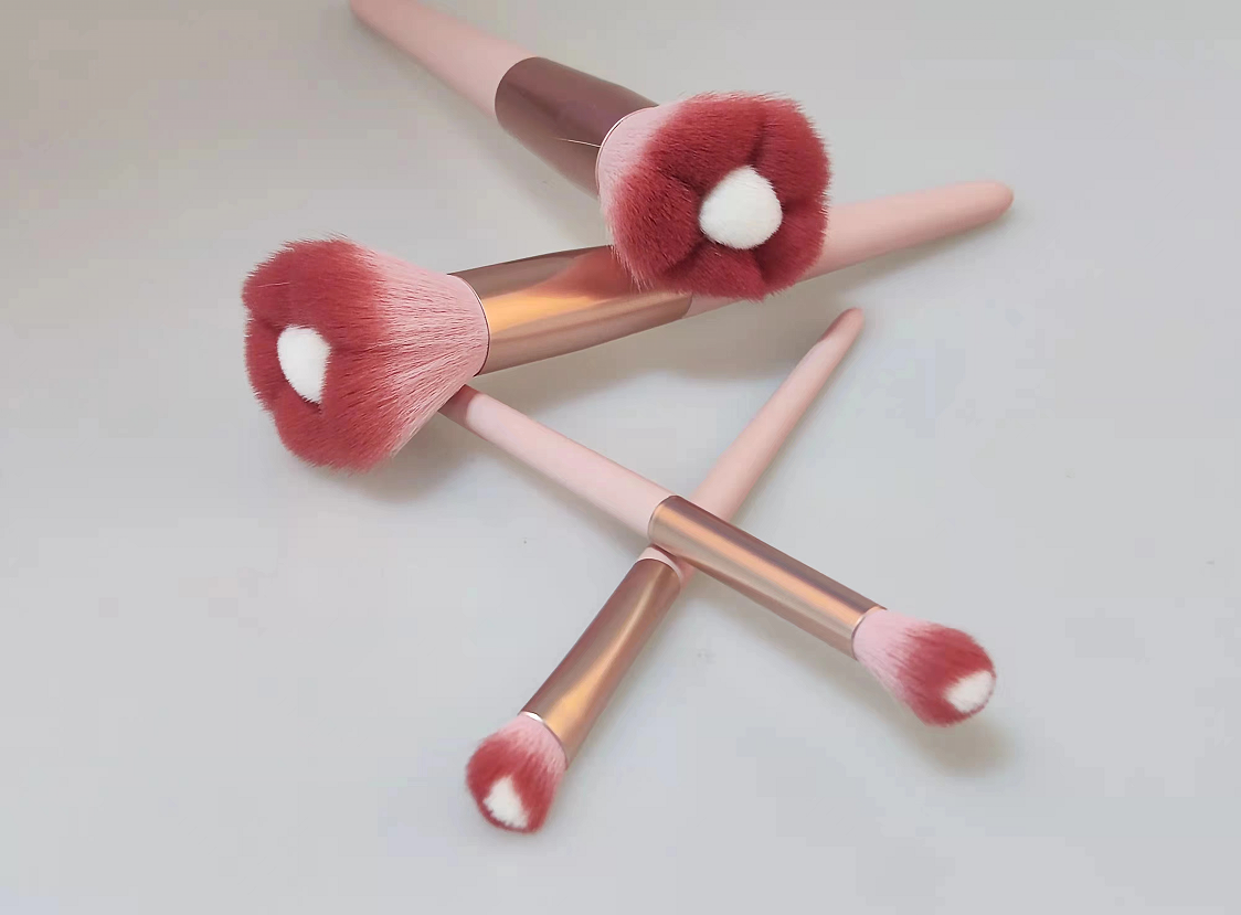 2022 New Design Exquisite Small Daisy Makeup Brush Set 4pcs OEM Pink Brushes