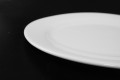piatti di ceramica ovale bianco alla rinfusa su per la cena