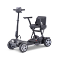 Scooter mobilità elettrica a 4 ruote con handicap in servizio