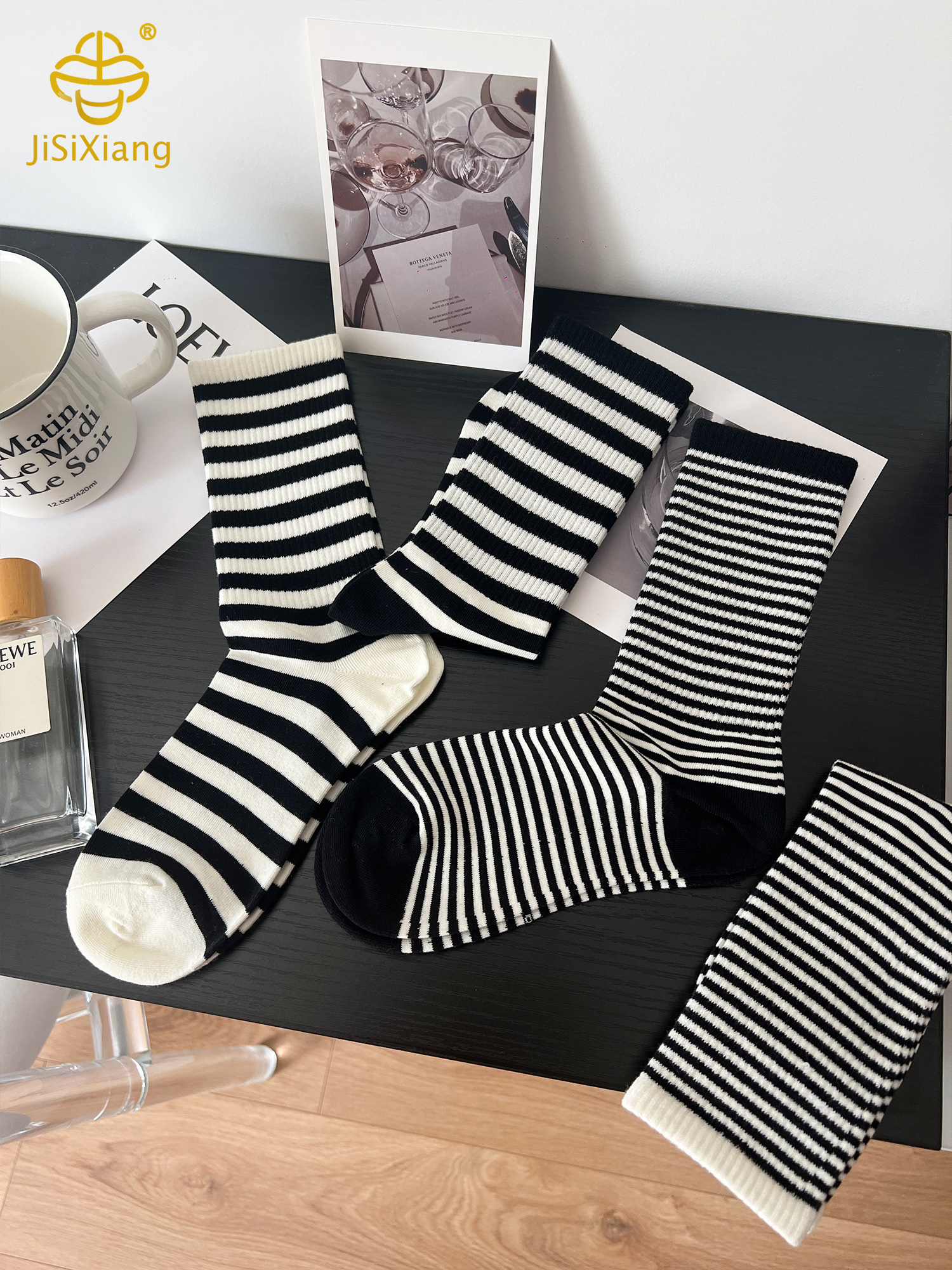 흑백 줄무늬 중간 길이 스포츠 양말 black and white striped mid length sports socks
