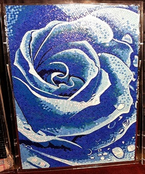 Mural de mosaico de vidrio azul oscuro con motivos florales