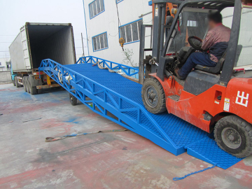 Hydraulic container loading ramp /truck unloading dock platform