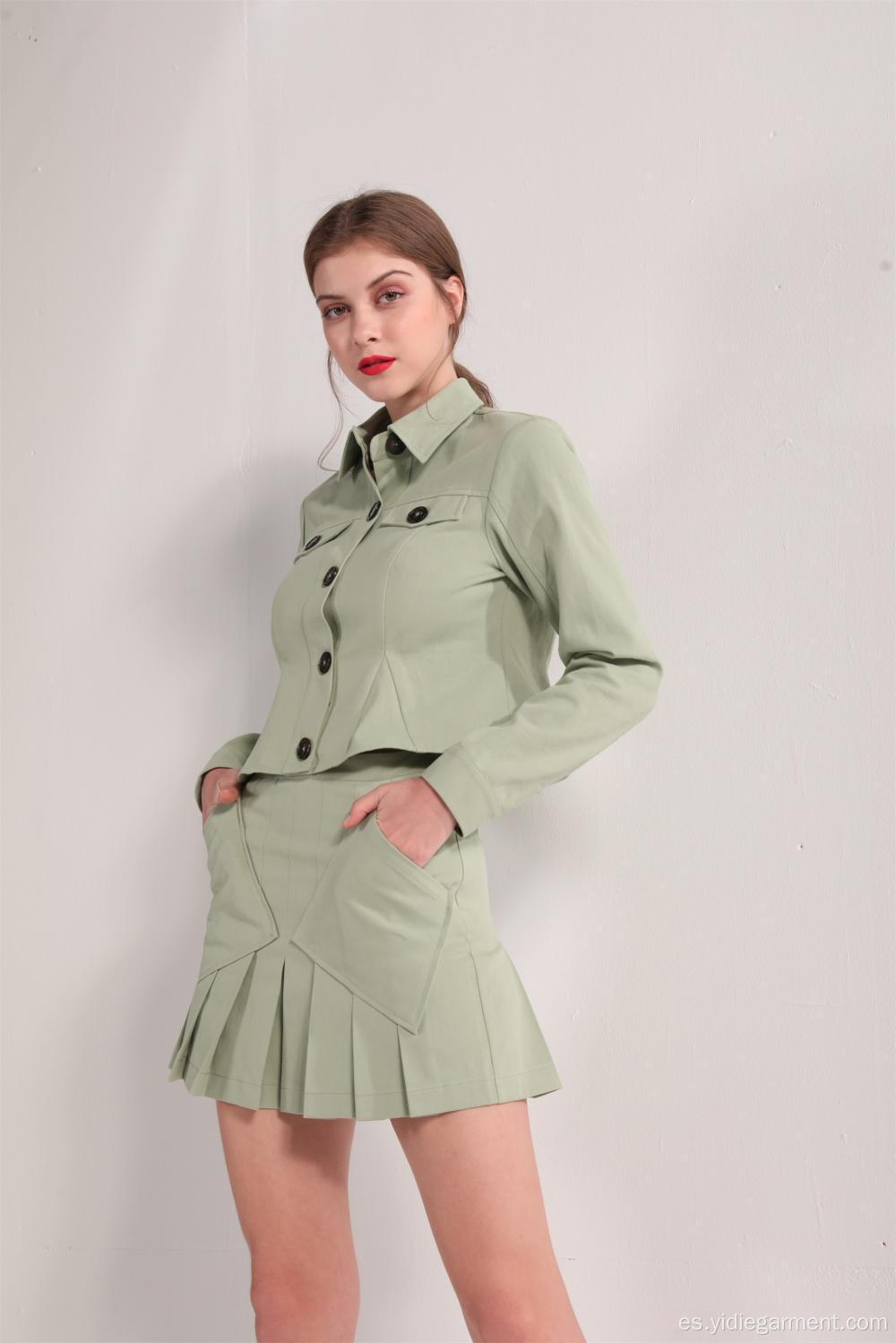 Chaqueta verde oliva y minifalda plisada para mujer