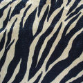 Polyester zebra panne, tartmak 180 g, 148 cm genişliğinde yazdırılır.