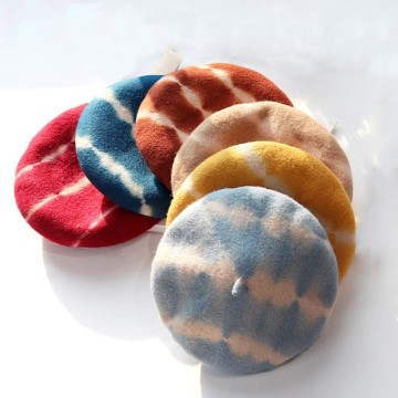 Tie-dyed fine wool with a beret painter hat