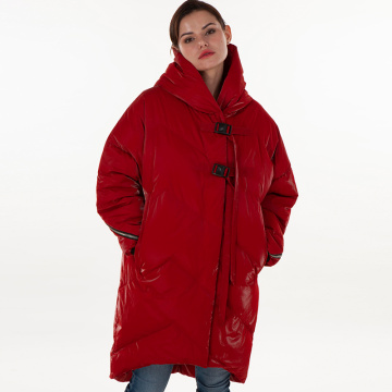 Modische rote Daunenjacke