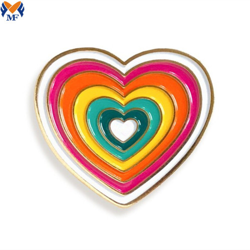 Design della moda artigianale in metallo arcobaleno. Pin del cuore