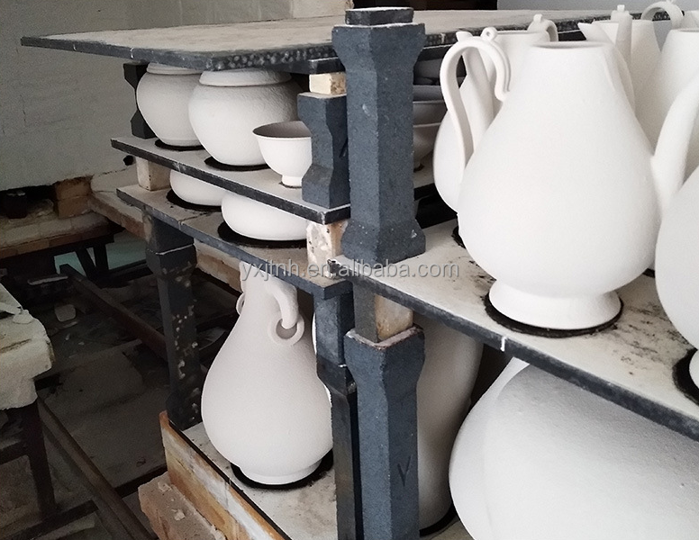 Carborundum kiln shelf and props for porcelain tableware