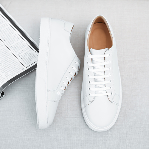 Weiße klassische Sneaker-Schuhe