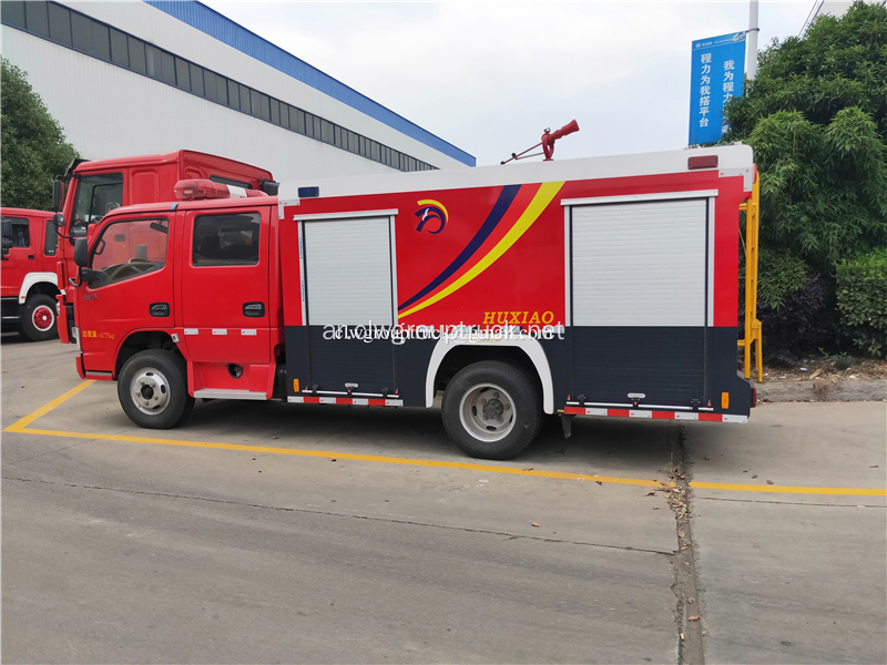 DFAC 4000L خزان مياه مكافحة الحرائق شاحنة