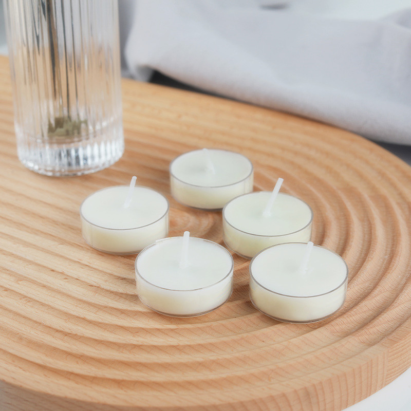 Пластыкавыя кубкі з чыры і празрыстыя кубкі чырва