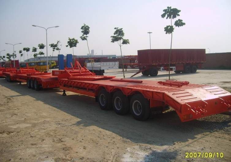 Tri Axle 60Ton Low bed Trailer picture 3