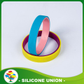 Bracciale in silicone personalizzato a goffratura a colori promozionali