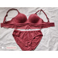 Set bikini con reggiseno a triangolo morbido in pizzo senza fili