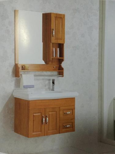 Väggmonterad badrum fåfänga med tjock kant basin och hängare