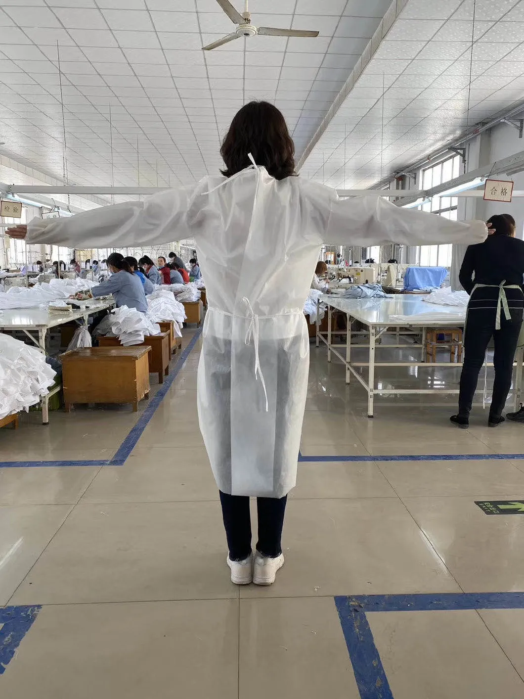 Waterproof/Plastic CPE/Poly/PE/Scrub/Operation/PP/SMS Nonwoven Disposable Protective Isolation Surgical Gown for Doctor/Surgeon/Patient/Visitor/Hospital Work