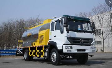 Asphalt sprayer machine truck