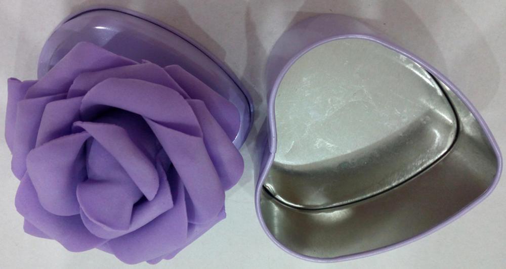 Scatola di latta Candy viola con decorazione floreale
