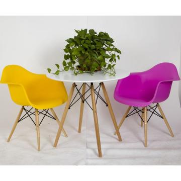 Eames 팔 의자와 나무 다리