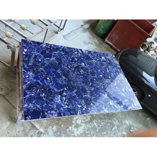 Piring sodalite biru tembus cahaya atau Tidak tembus cahaya