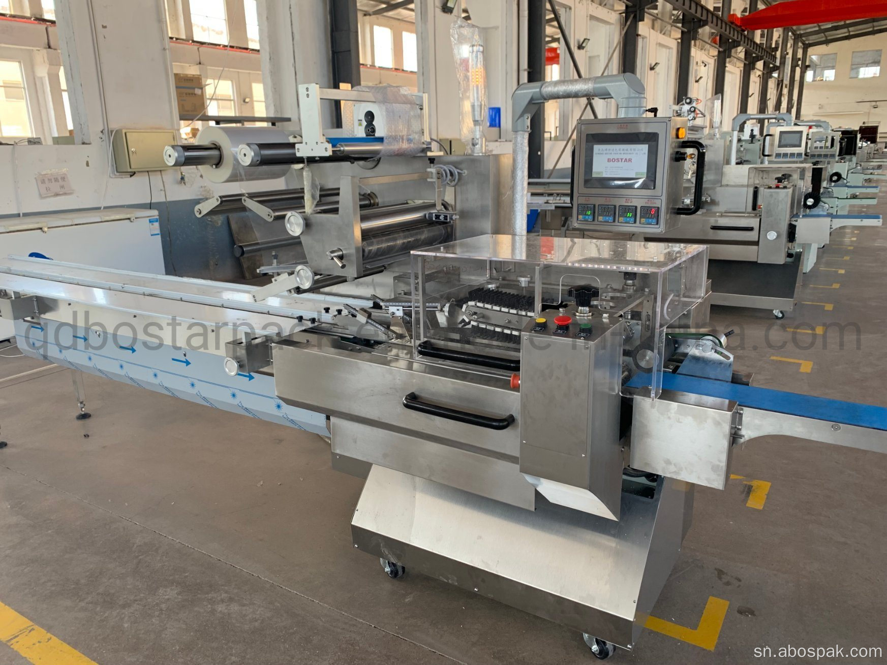 Automated bakery rolls pillow packing equipment