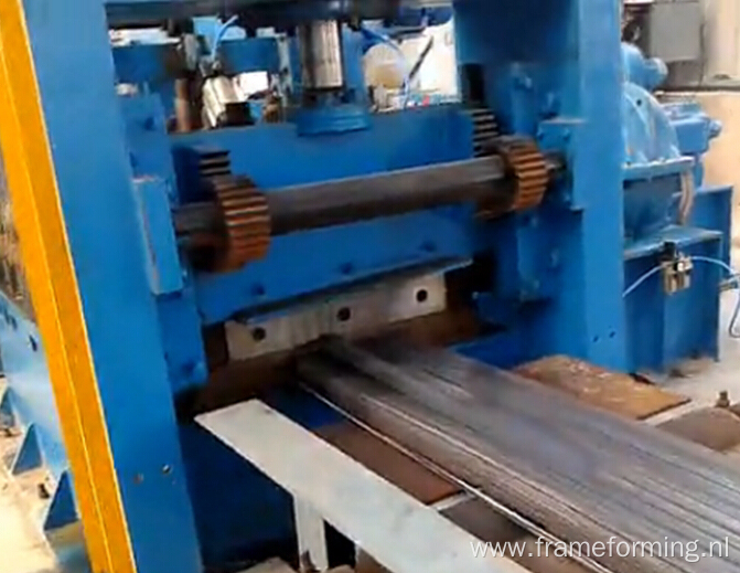 Thin sheet leveling and cut to length machine