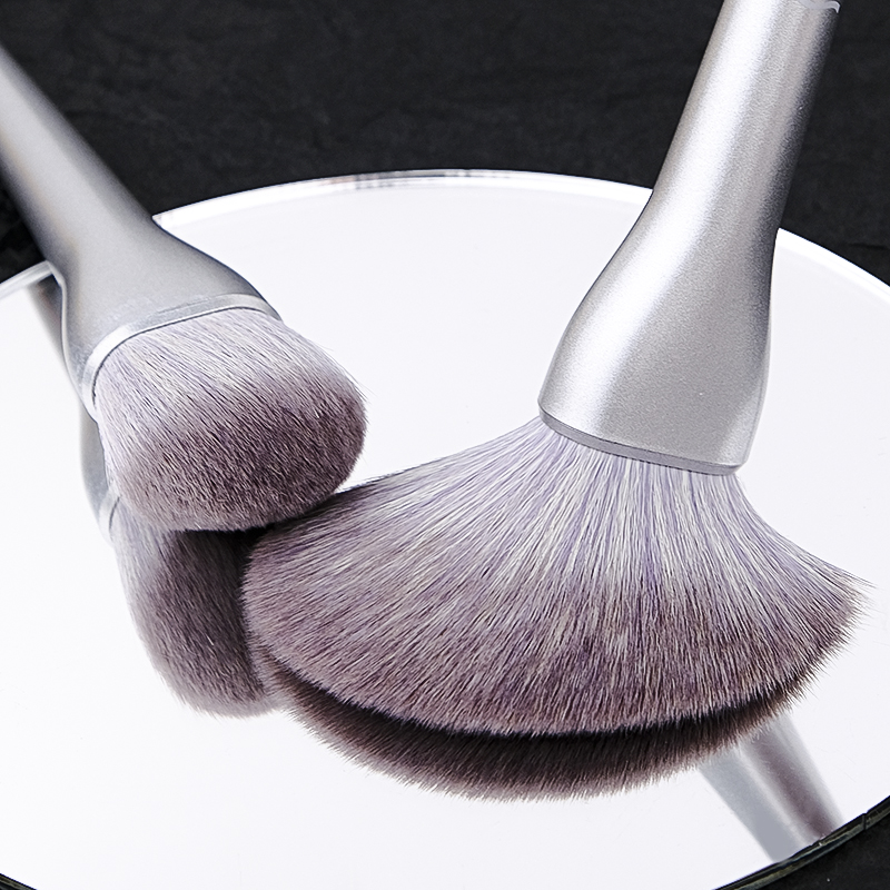 1makeup brushes