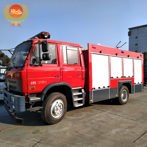 China Famous Brand Dongfeng 4*2 Water Foam Tank Fire Engine Truck