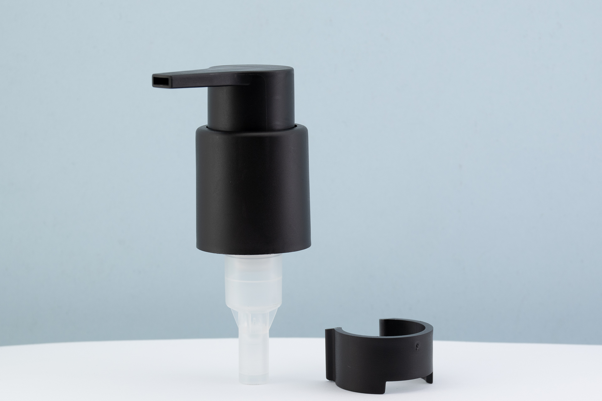 Bomba de loción negra mate 24/410 con boquilla larga con cierre giratorio y clip de viaje 24/410 Matte Black Lotion Pump with Long Twist-Lock Nozzle & Travel Clip