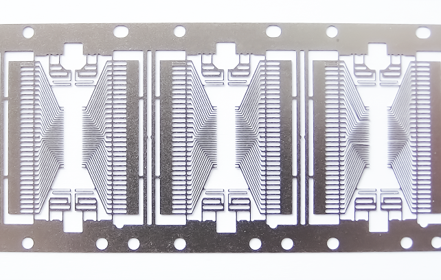 Quadro de chumbo com múltiplos pinos com vários pinos de metal