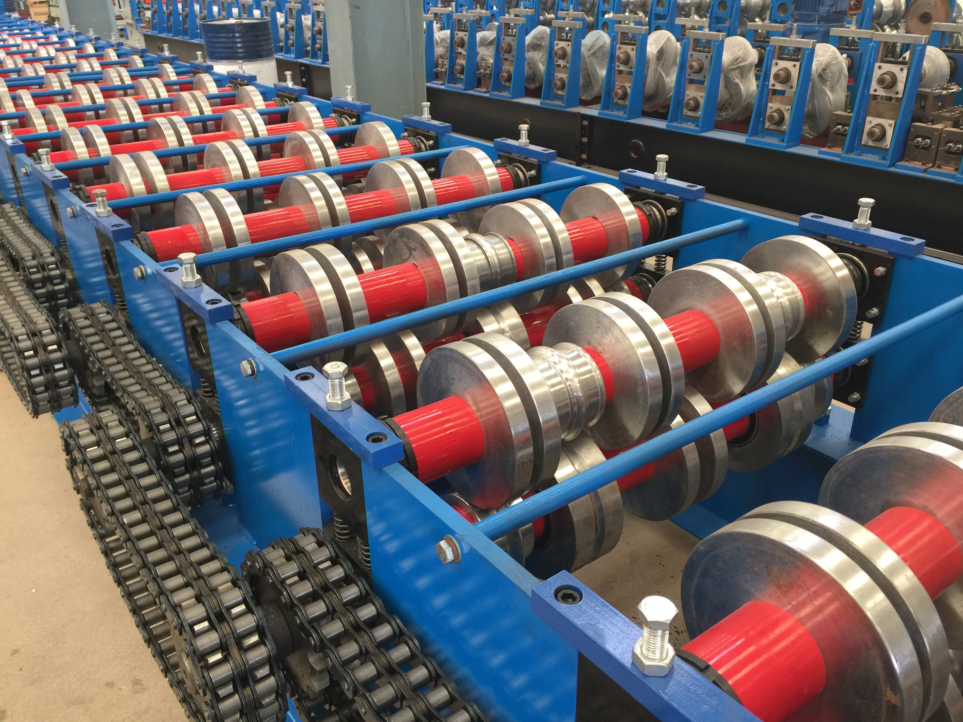 Floor deck roll forming machine