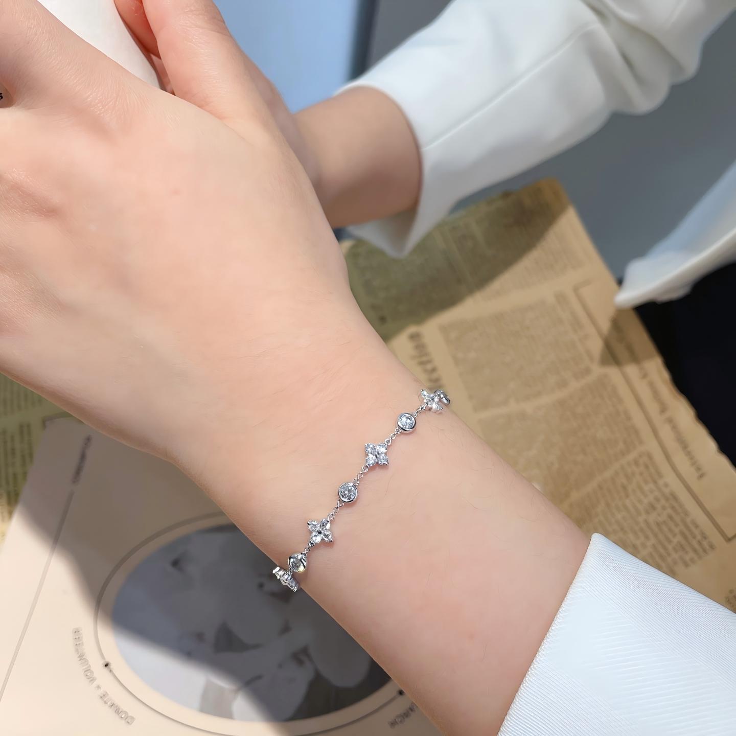 Vòng tay trạm kim cương được trồng trong phòng thí nghiệm vàng trắng 18K đeo trên cổ tay