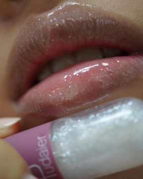 Custom Private Label Moisturizing Lip Gloss with High Shine and Shimmer