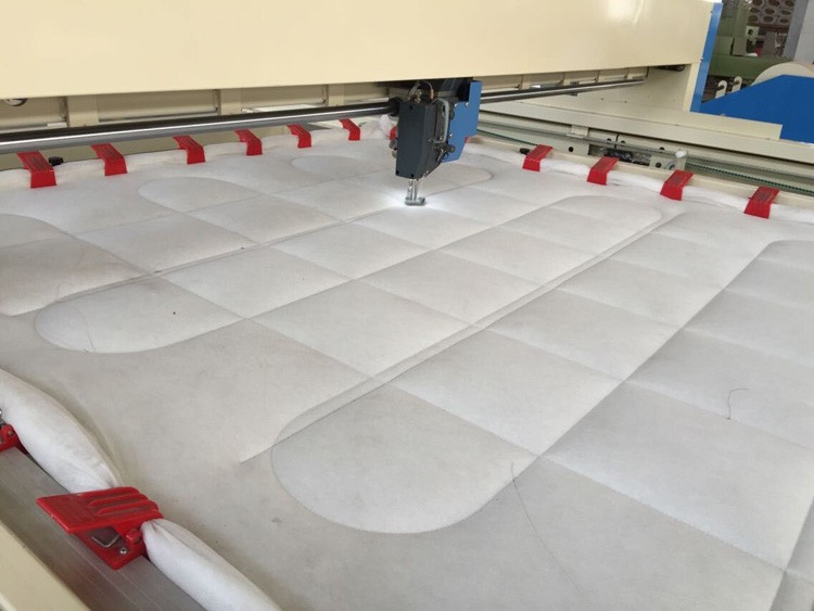 Single needle computerized mattress quilting machine