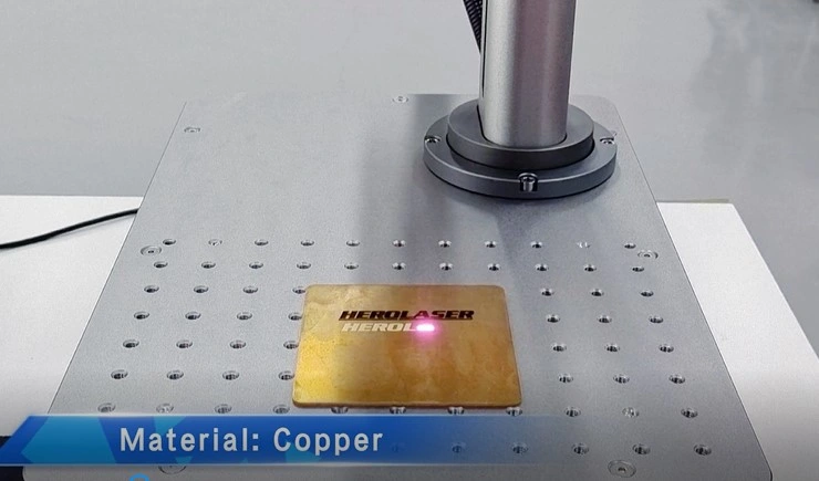 Mini Desktop Z Axis Fiber Laser Marking Μηχανή για λογότυπο