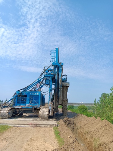 Underground diaphragm wall hydraulic trench cutter