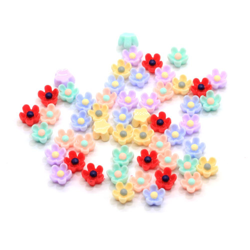 Heißer Verkauf Bunte Mini Blume geformte Harz Cabochon für handgemachte Handwerk Schlafzimmer Ornamente Mädchen Kleidungsstück Zubehör Perlen
