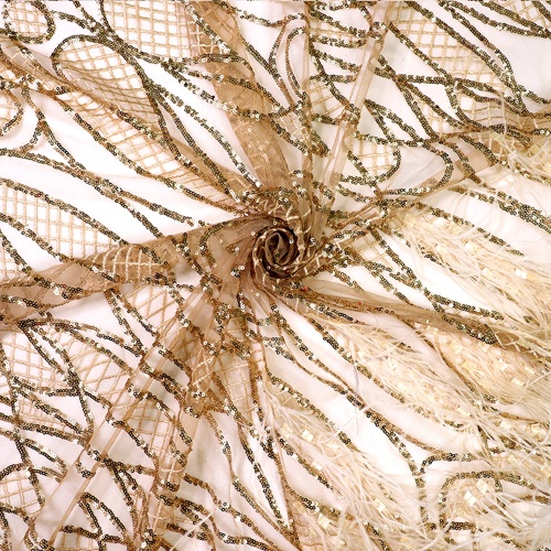 Tissu de dentelle de paillettes d&#39;or avec plume à la main