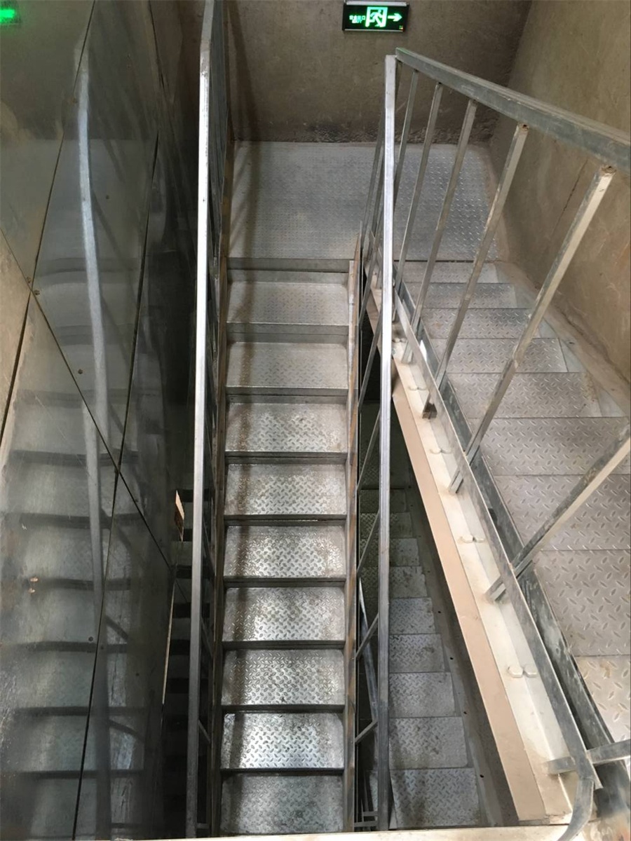 コンクリートの壮大な階段エレベーターシャフト