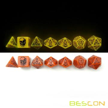 Bescon brillantes dados de polihedrés de Halloween 7pcs Set, luminoso juego de dados RPG de Halloween, brillan en oscuro Dados de juego DND de Halloween