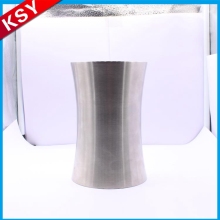 Latest New Design Superior Quality Metal Haning Bottel Glass Holder Decorative Wall Mounted Simple Wine Rack