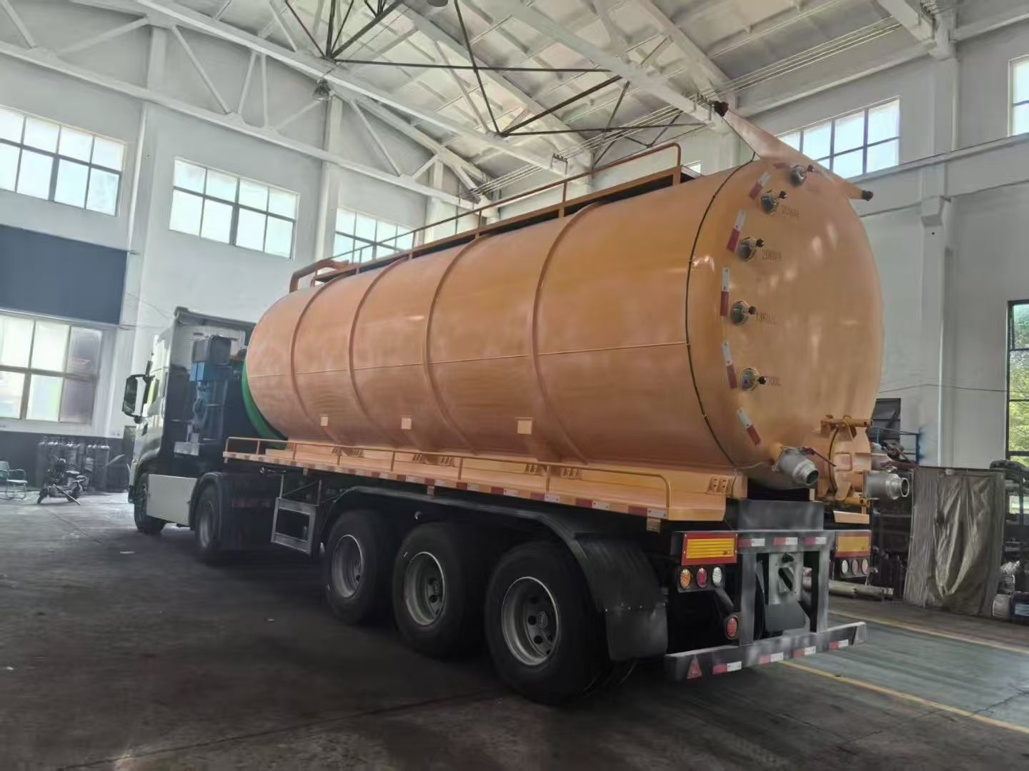 Ассенизатор Dongfeng для профессиональной уборки Dongfeng Sewage Truck for Professional Cleaning Tasks